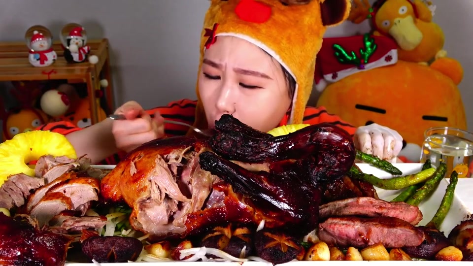 【韩国吃播】卡妹吃烟熏烤鸭,这过节吃肉的气氛很到位_哔哩哔哩_bili