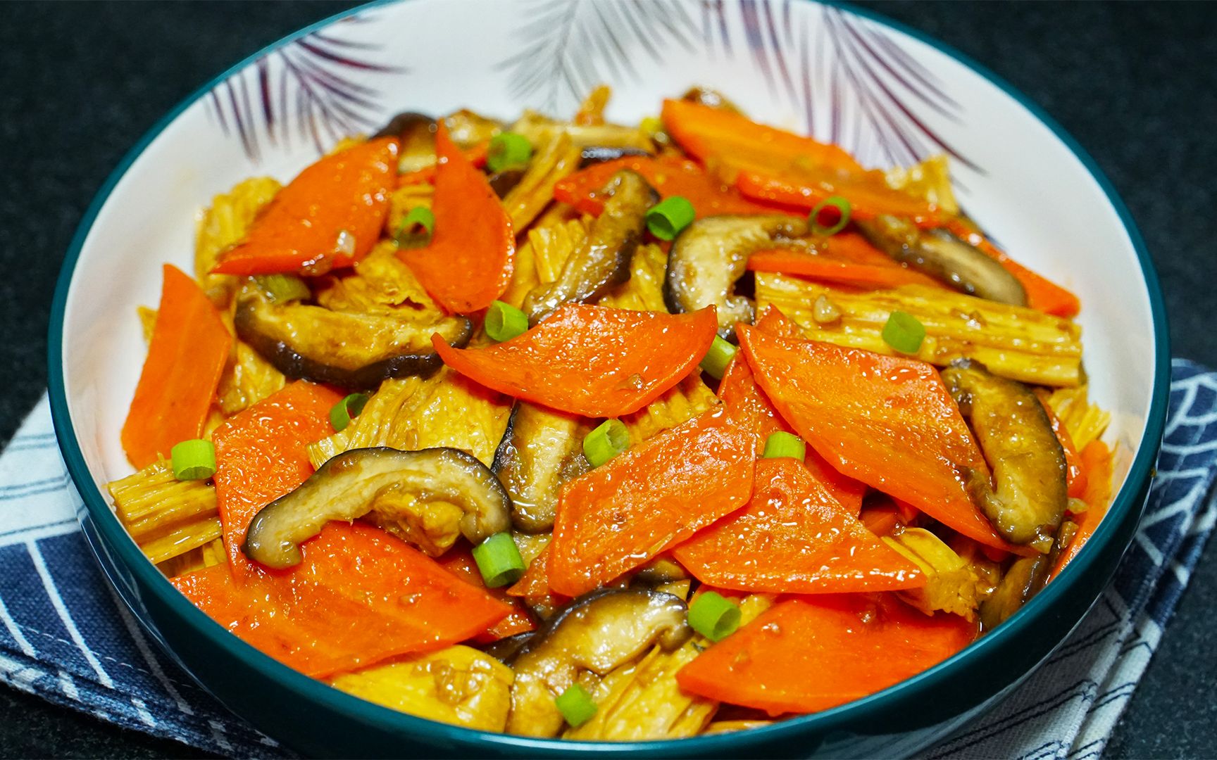 胡萝卜炒香菇怎么做_胡萝卜炒香菇的做法_豆果美食