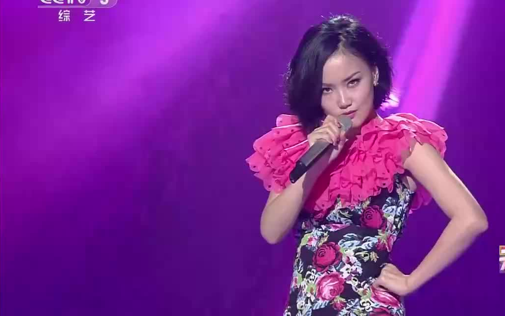 下面欣赏上海滩歌姬女王黄龄带来的《嗨歌》这小蛮腰扭得真有交际花的