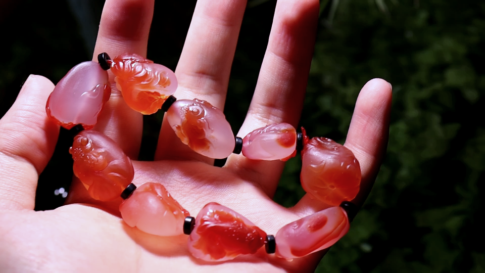 【手作】红白玛瑙巧色雕刻手串