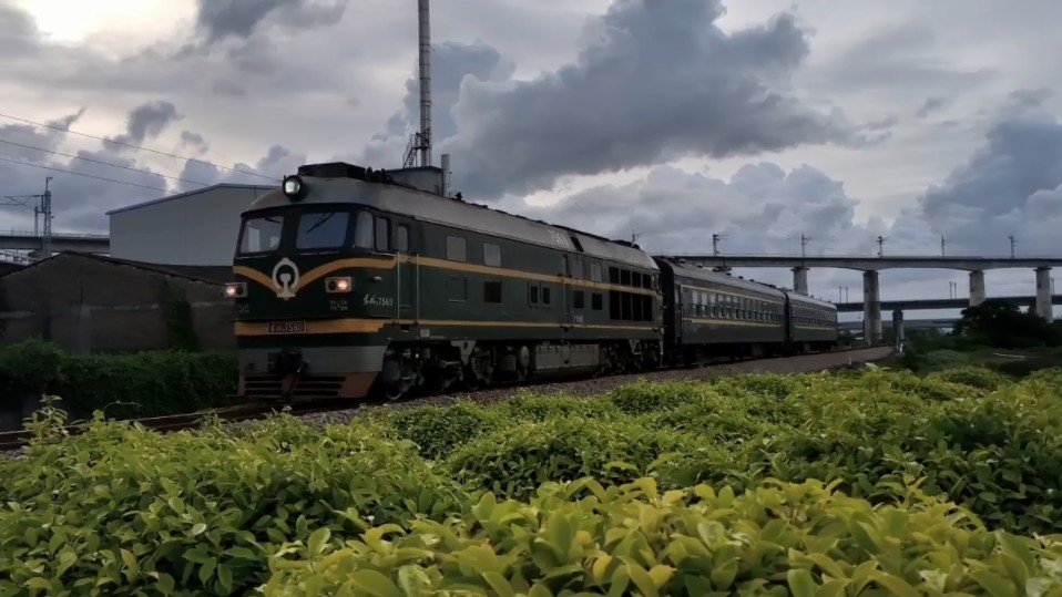 广梅汕铁路·df4b"武警"回送两节25b型客车到汕头北站