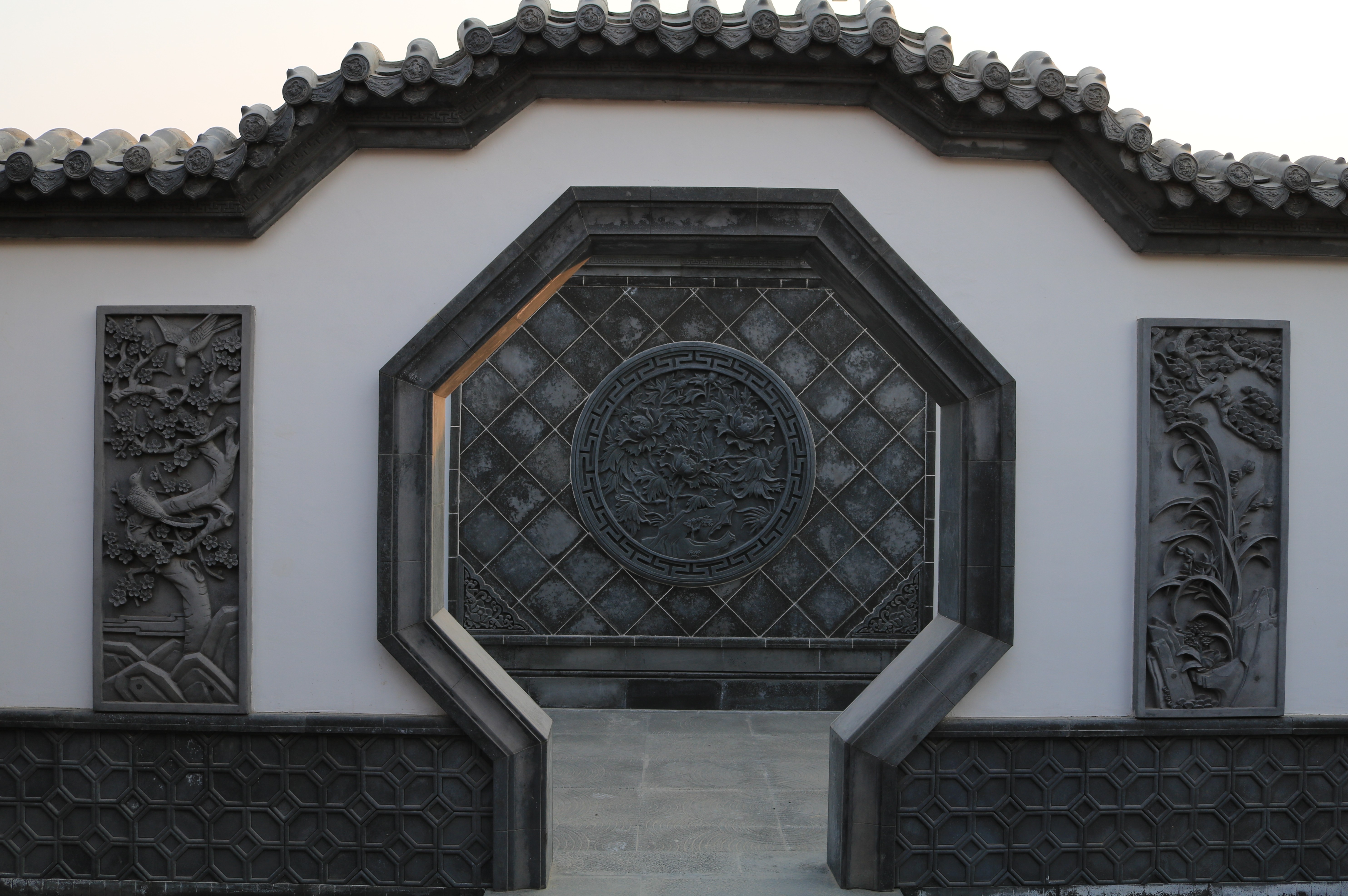 看看八角洞门搭配梅兰竹菊庄重寓意好