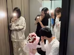 里面那个女的拉稀了嘛