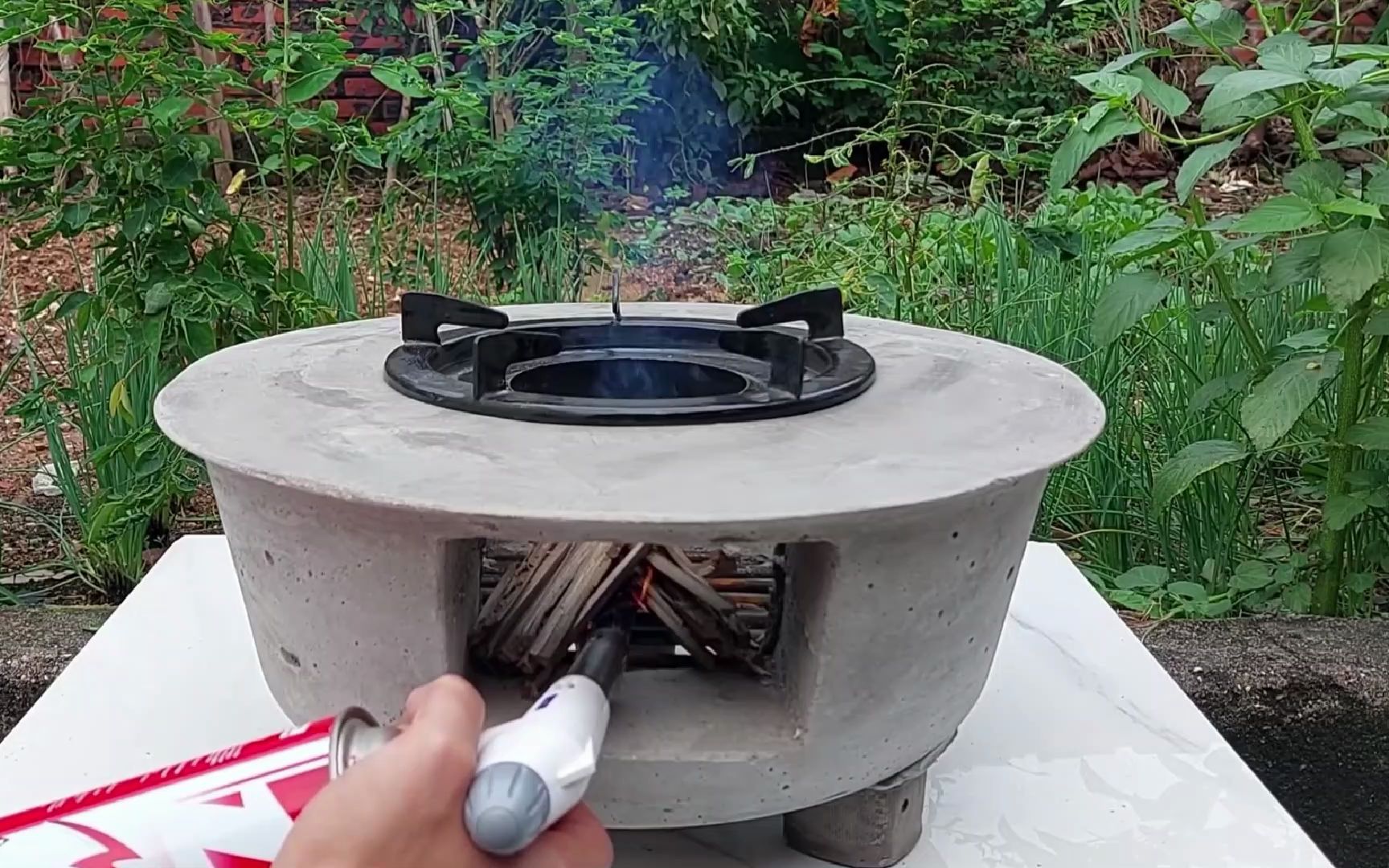 越南小哥展示制作手艺,教你用脸盆制作柴火灶,简单又好用.