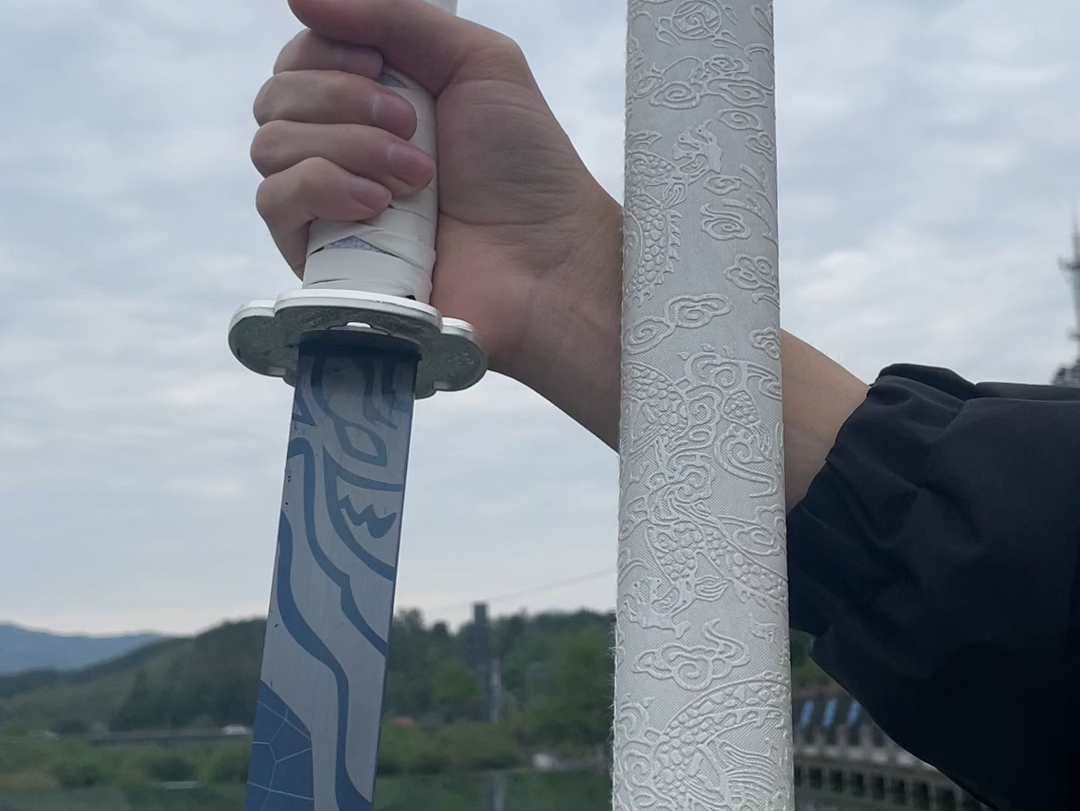 白色刀鞘的一把烤蓝魔刀千刃,两位数就能带走哦!