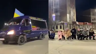 Скачать видео: 乌克兰战死军官回乡，沿途民众自发下跪送最后一程，场面令人鼻酸