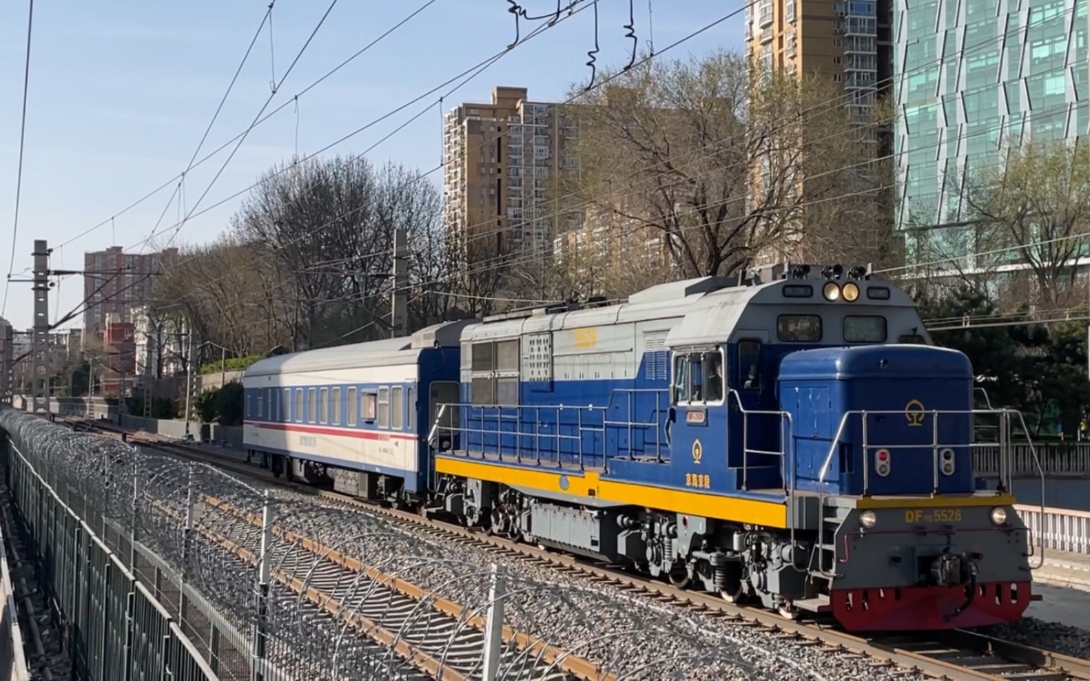 京局京段df7c5526牵引国铁集团轨道检查车wx25k998946驶离京广线广安