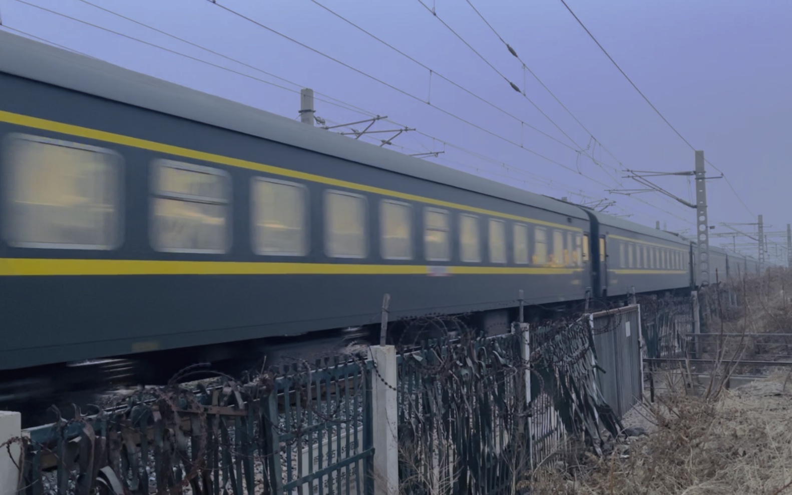 k267次列车通过鸭鸽营站