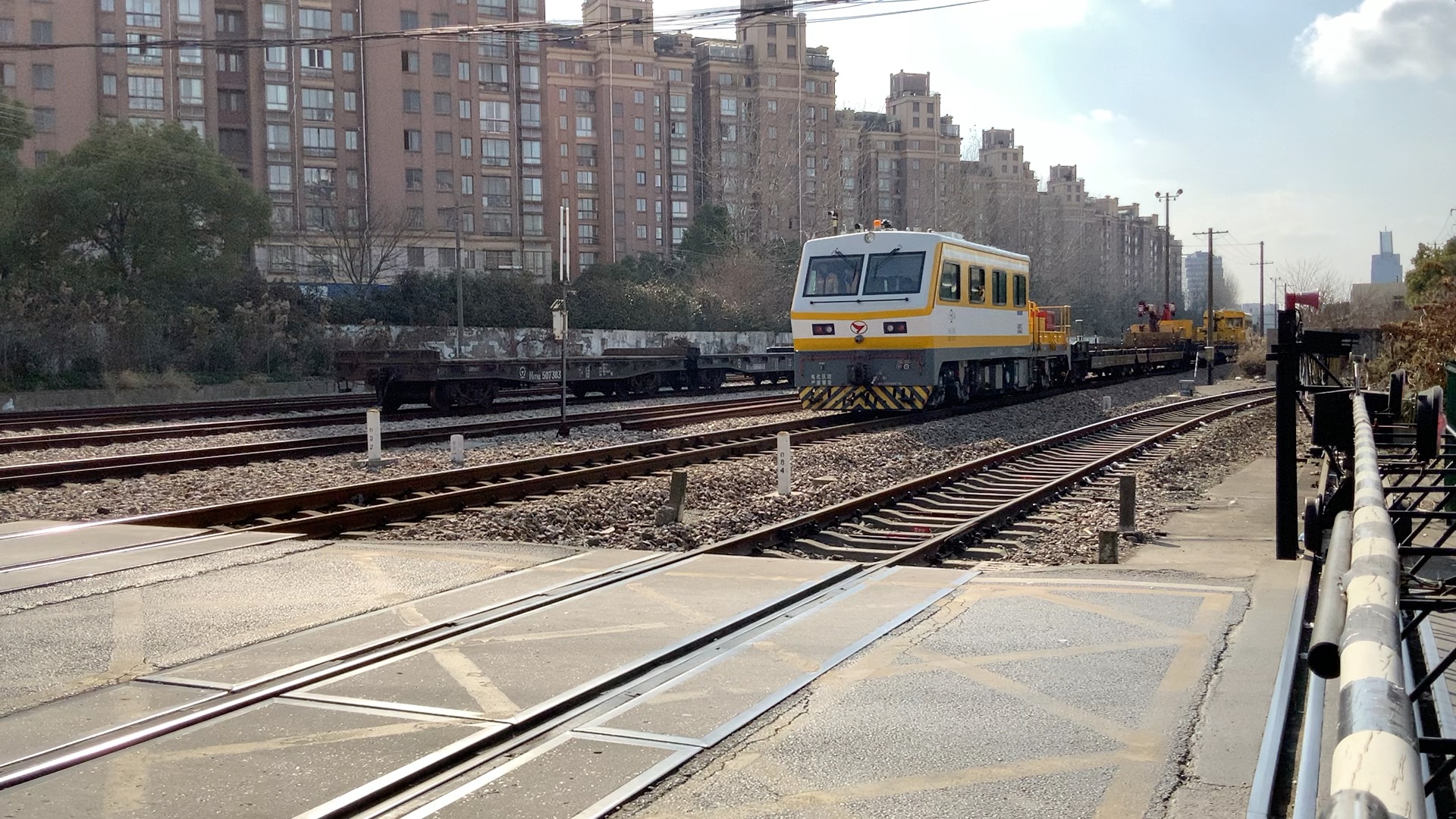 金鹰轨道车通过何家湾路道口