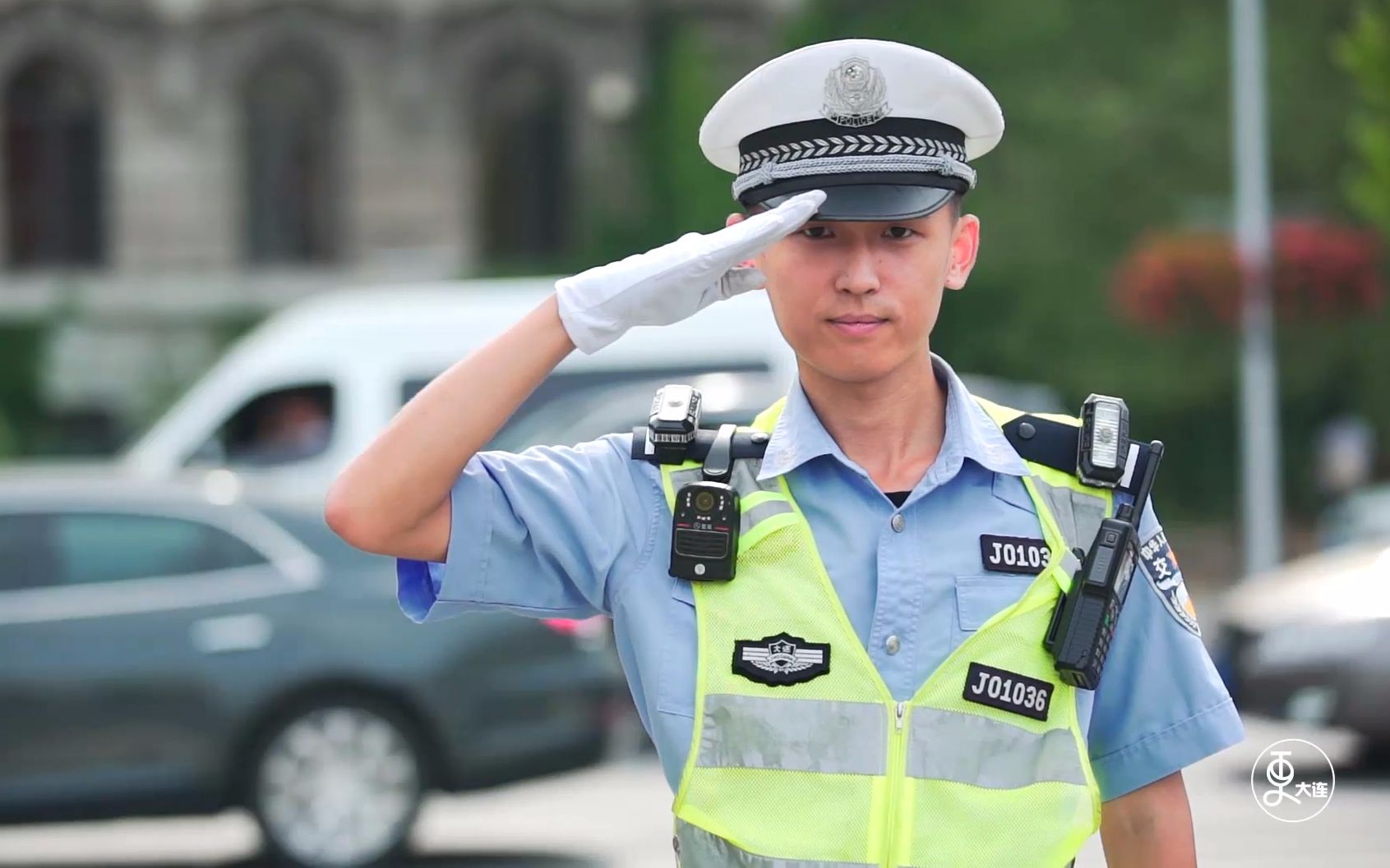 交警敬礼表情图片图片