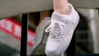 美女如此姿势，小伙把姑娘摇了下来。