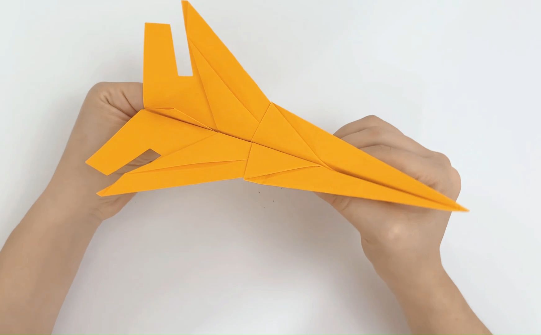 折纸飞机教程,飞机不仅造型帅,还能飞很远!