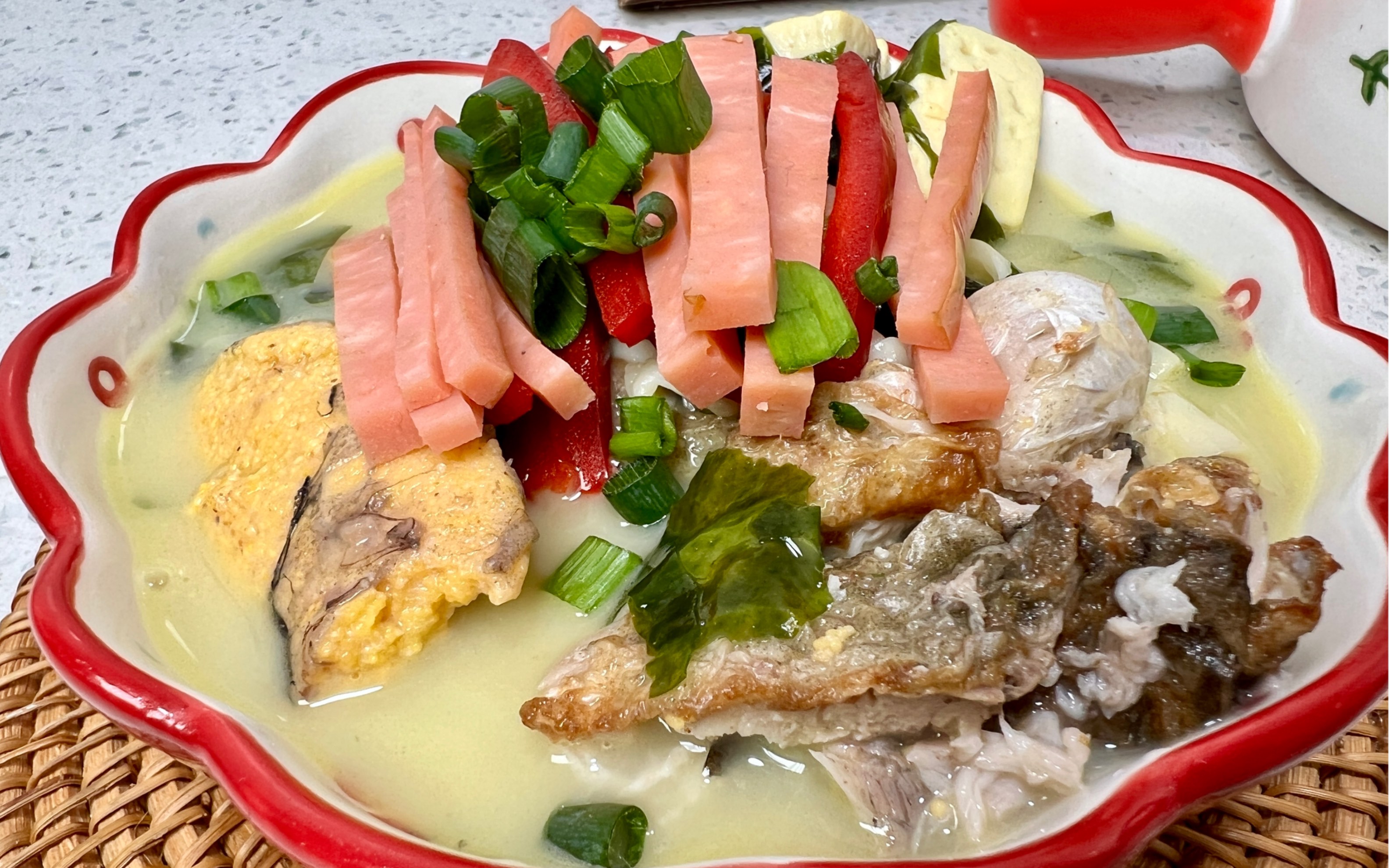 春天到了每周都要给孩子做的鲫鱼面,汤鲜味美,营养丰富