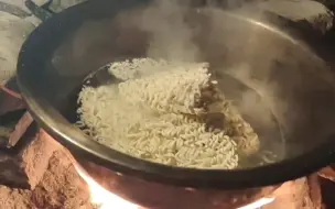 Скачать видео: 寒冷的夜晚，吃上一盆fire chicken noodle补充热量。