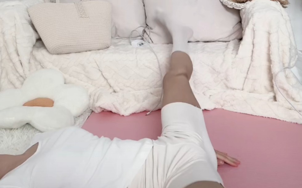 白袜脚底一字马