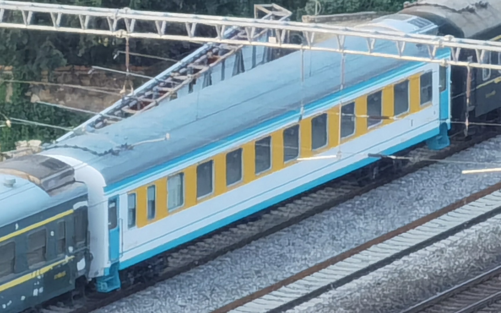 京广铁路稀有车厢,白底蓝带,黄条涂装.