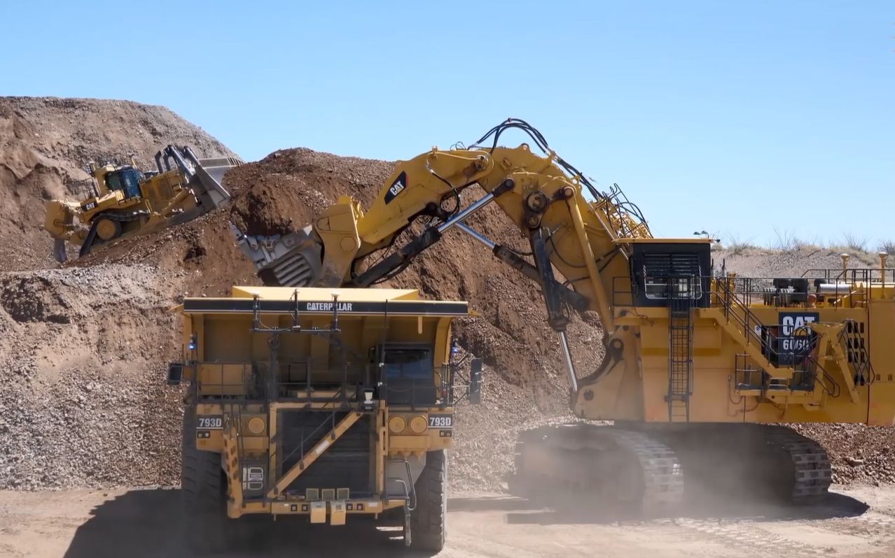 卡特彼勒6060挖掘机给自动驾驶矿卡上料,老司机都没见过的场面