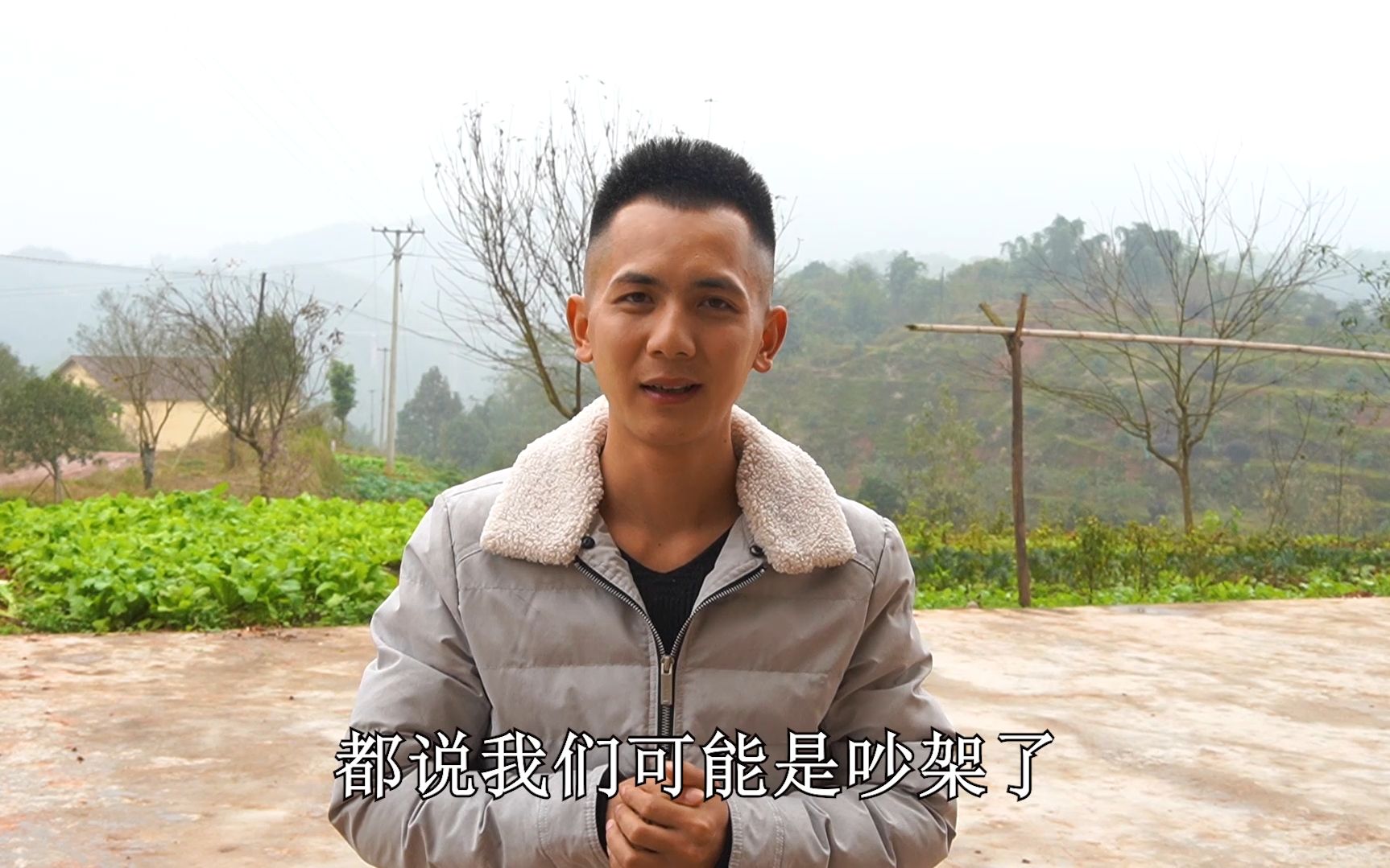 明二哥父亲在外地务工,由于不会用智能机,让亲戚帮忙带去零用钱