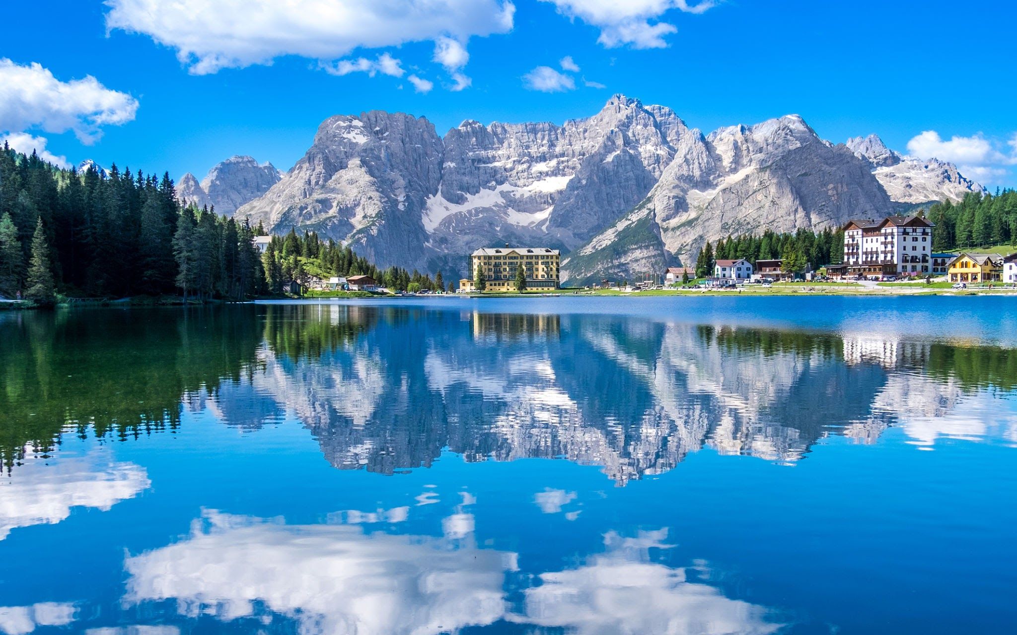 米苏里纳湖湖面安泰劳山倒影