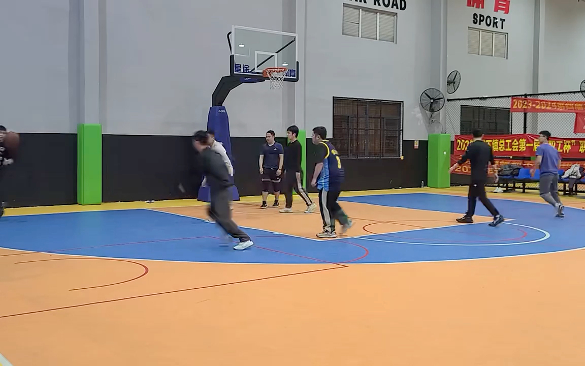 哔哩哔哩开学季:7篮球 体育老师没空教你的 三步上篮今天kbt简单3步