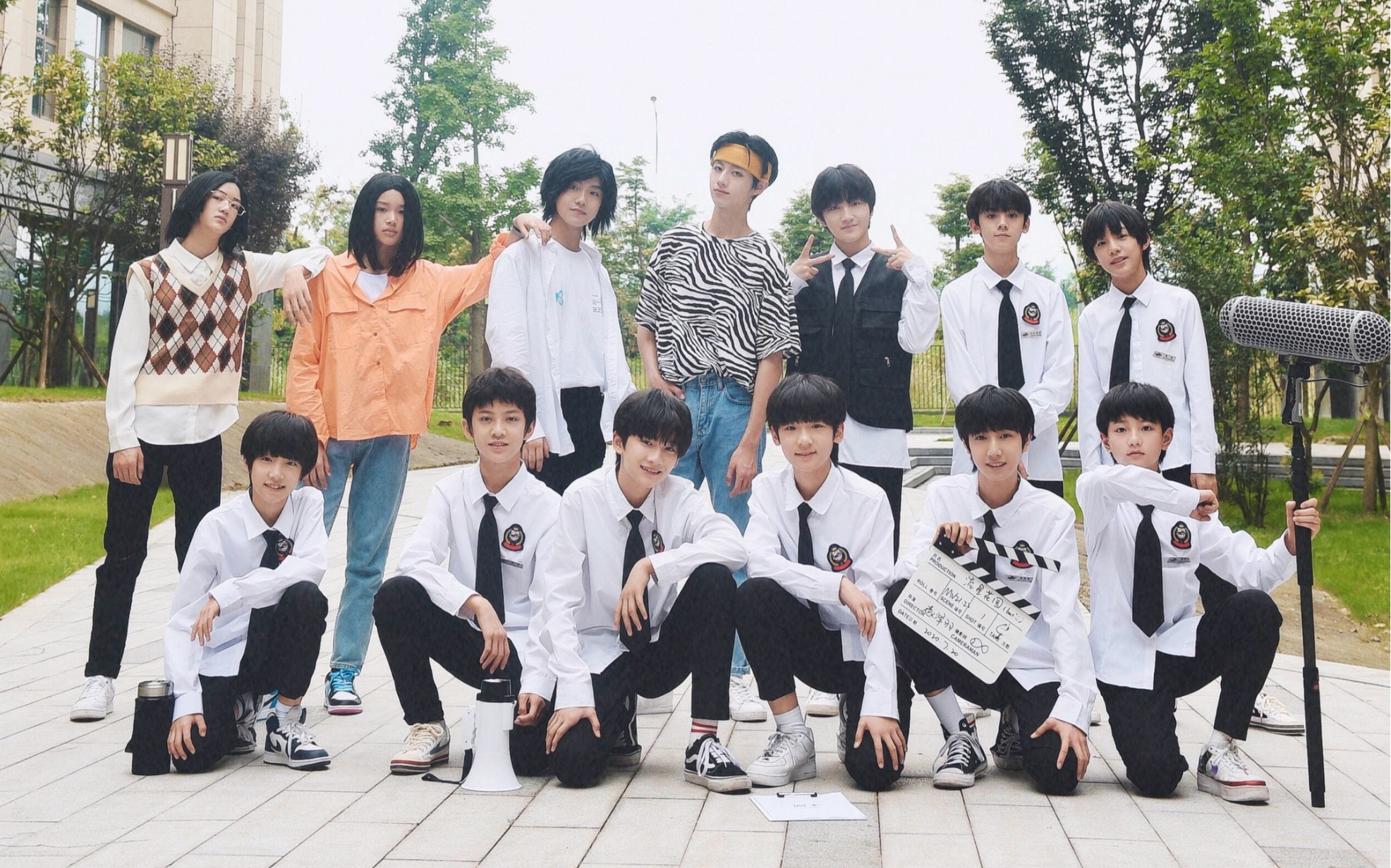 快来看tf家族三代小朋友射箭吧