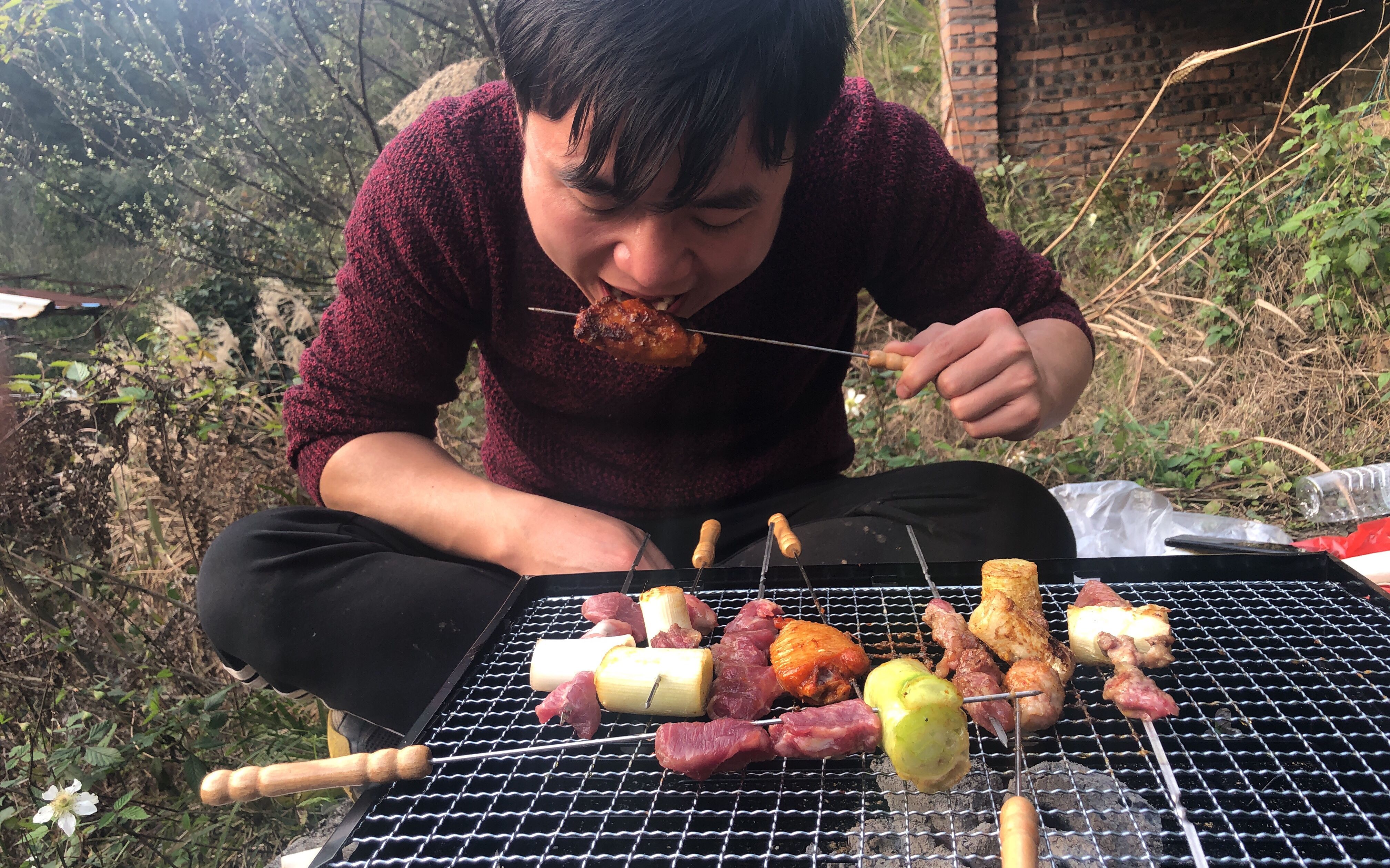 农村小伙深山秘制烧烤,一口猪腰一口鸡翅,太爽了!