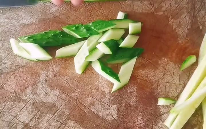菱形怎么切黄瓜（菱形的黄瓜怎么切）