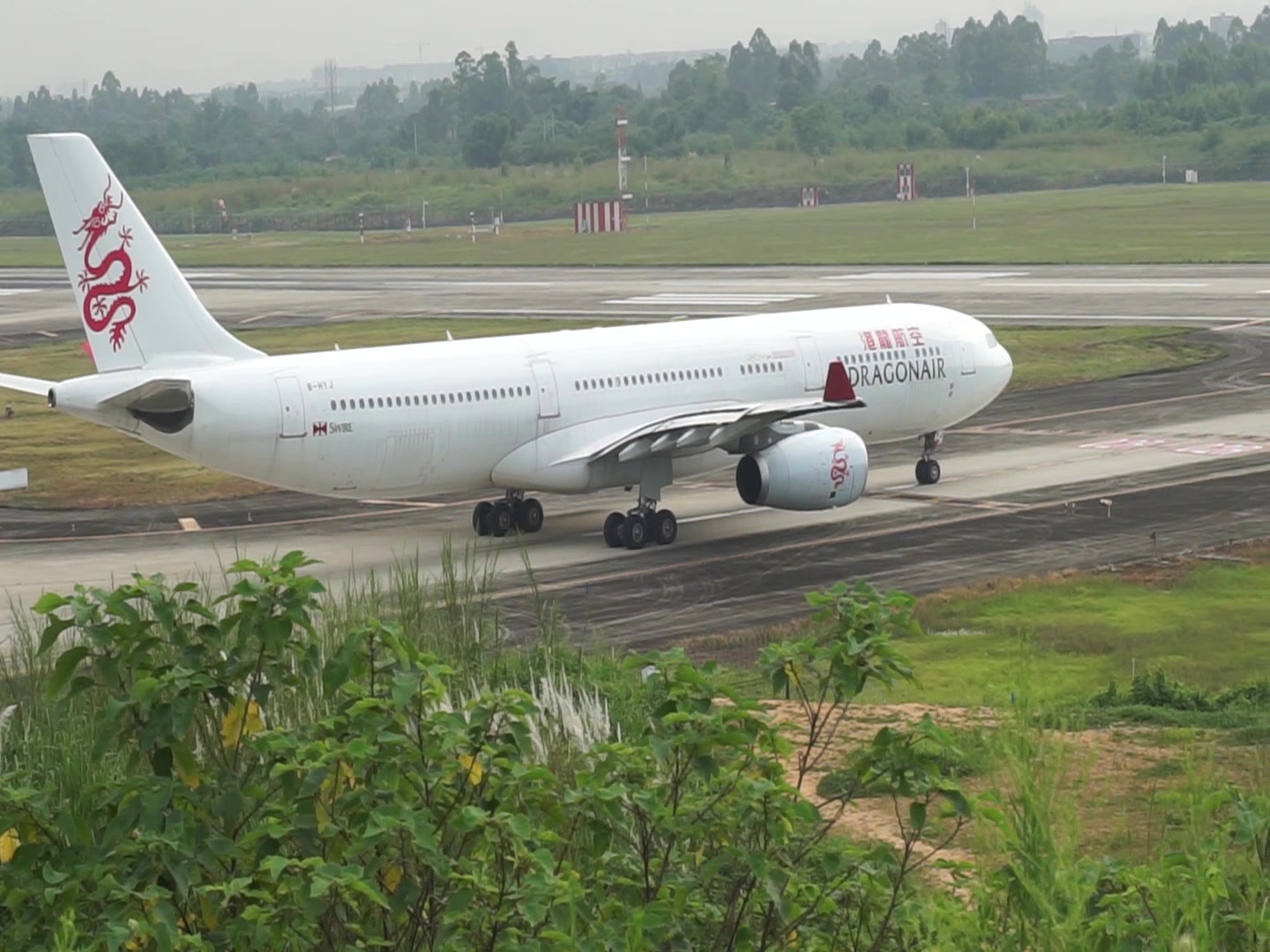 又见香港国泰港龙航空空客a330在双流起飞,这次换了个涂装