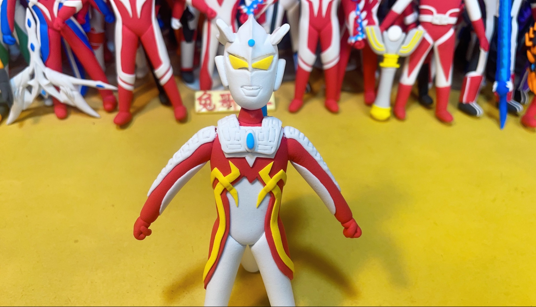 用粘土捏强壮日冕型赛罗奥特曼