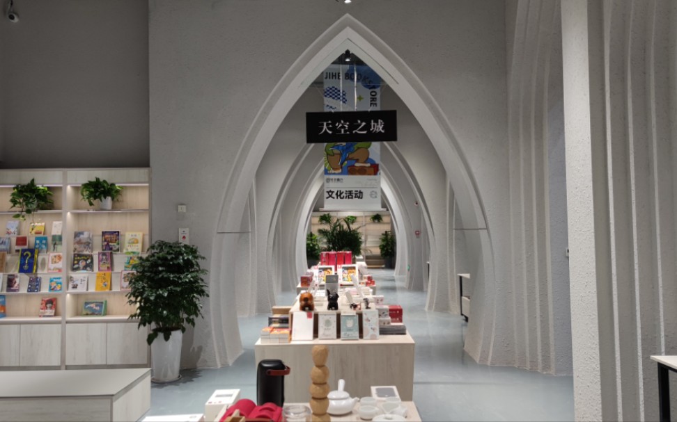 万万没有想到刚刚开业不久的泰州泰福里几何书店竟然一个人都没有,和