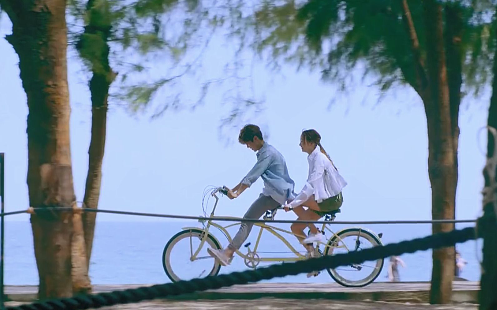 盘点情侣骑自行车秀恩爱,甜到炸裂场面,看完单身狗们大胆去爱吧