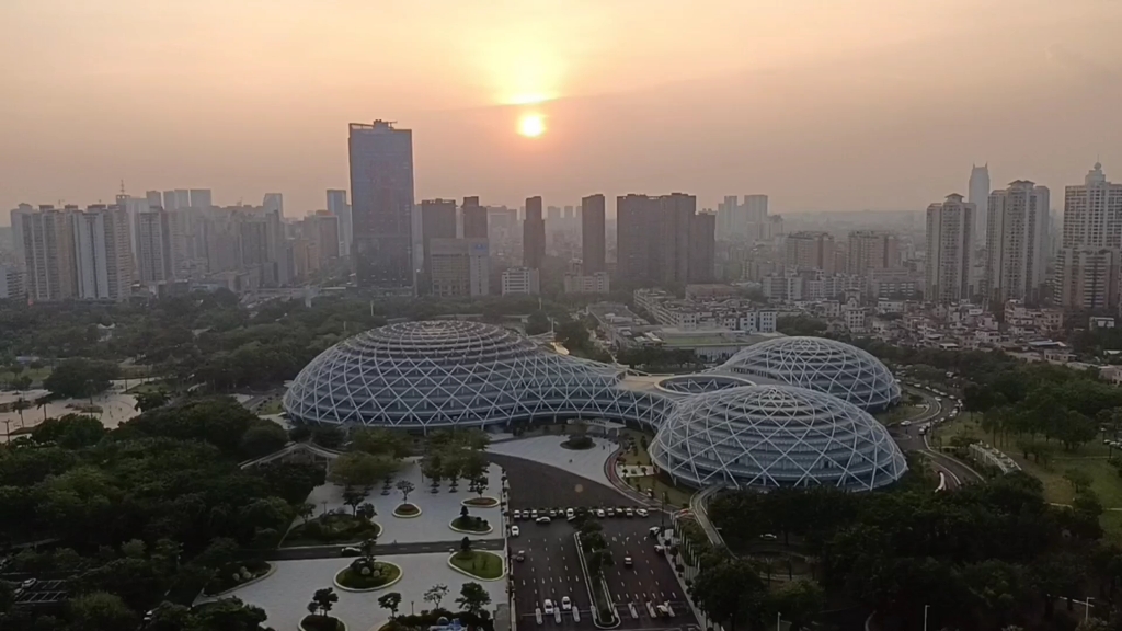 佛山地标性建筑,岭南明珠体育中心.太阳徐徐从天空落下,令人感慨万千,想起了那句老话,夕阳无限好,只是近黄昏.哔哩哔哩bilibili