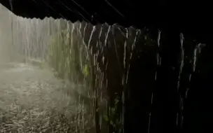 黑夜雷雨中的屋檐流下哗哗的雨水，听着雨声入眠