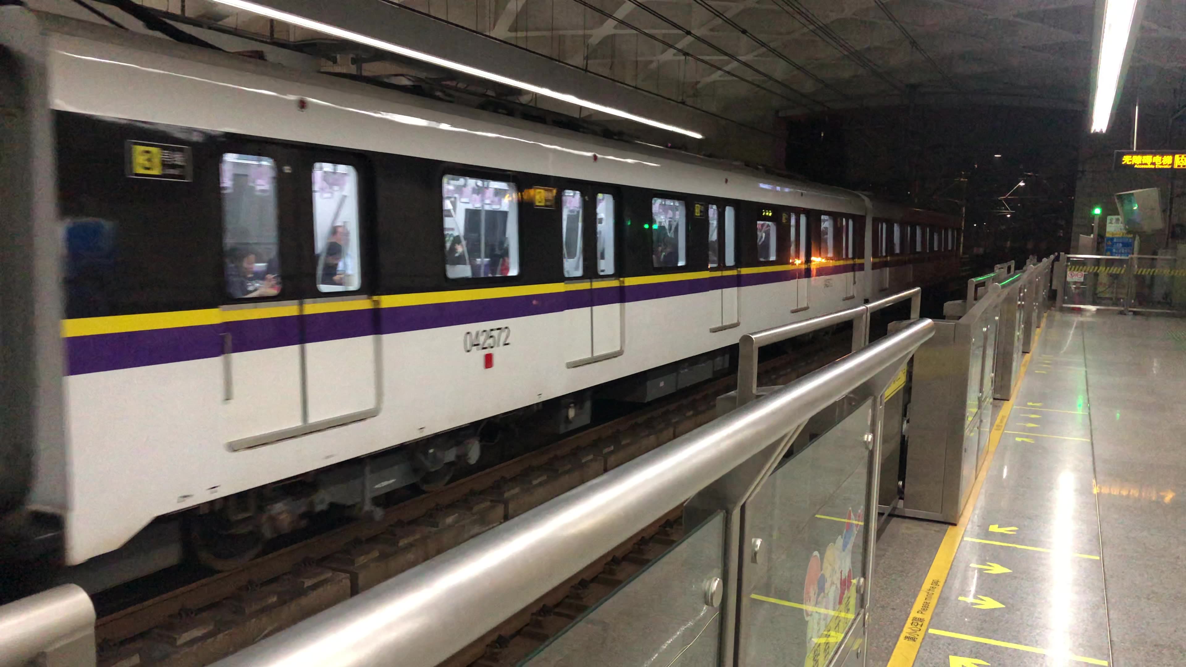 0343号车03a02型电动客车龙漕路往上海南站方向进站