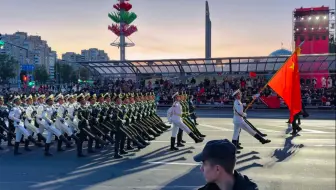 中国三军仪仗队又来白俄了！白俄罗斯卫国战争胜利80周年阅兵式彩排第一排视角直拍，气势太震撼！五星红旗在前方闪耀。白俄罗斯街头，他们代表中国，走出大国风采！