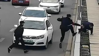 Tải video: 眼疾手快、百米冲刺、双膝跪地、千钧一发之际,救人便是爱的本能！