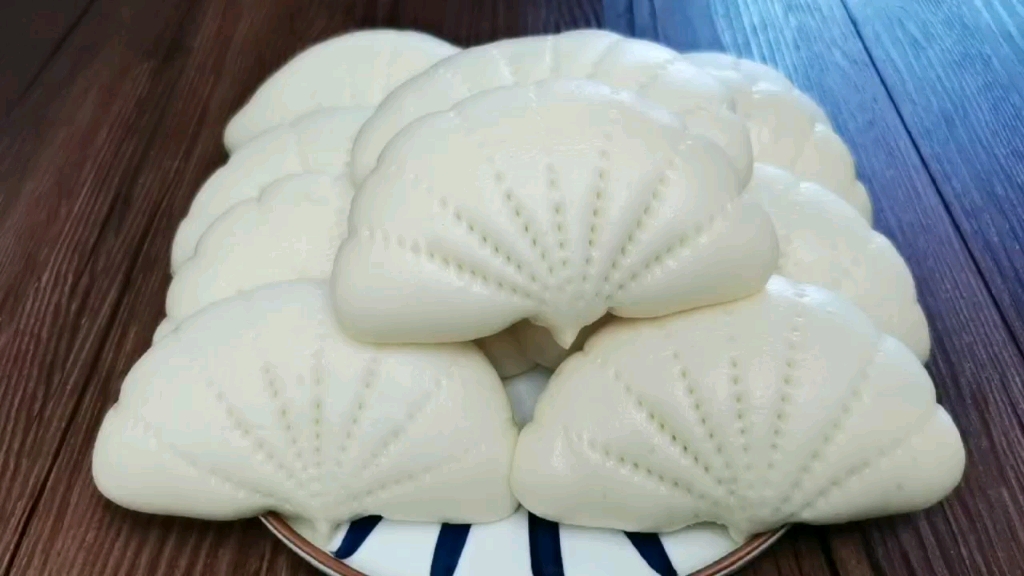 简单易做的荷叶豆沙包蓬松喧软里面夹着豆沙馅好看又好吃