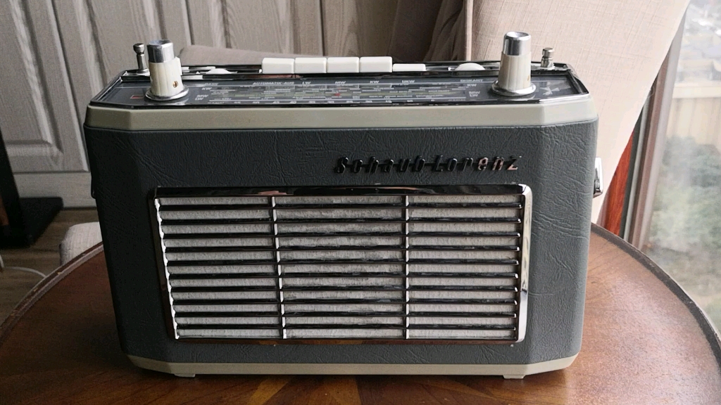 上世纪70年代初生产的德国罗兰仕t50收音机在成都调频接收.