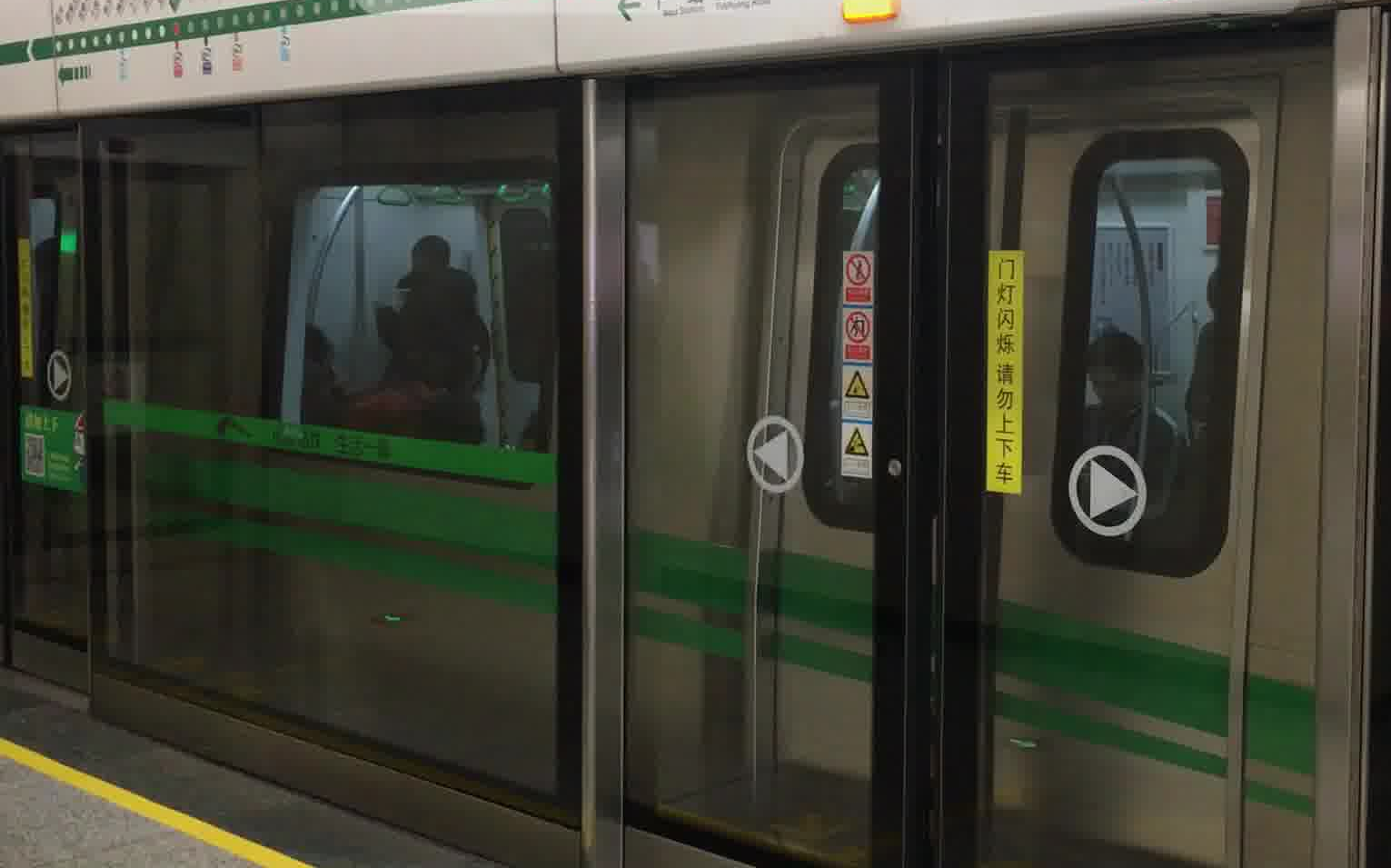 成都地铁四号线列车图片