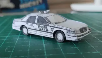 归来！NYPD的1：64皇冠纸模型，但是是转子灯