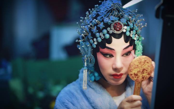 致敬| 迟小秋后台赶装揭露京剧演员艰辛一面