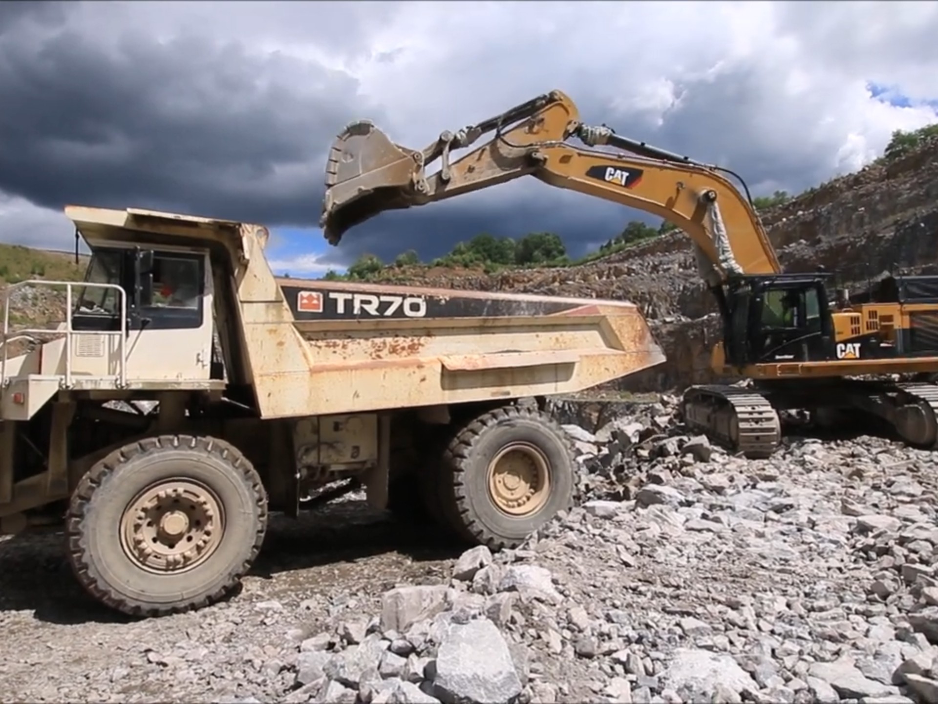 cat 374d lme 挖掘机装载矿用卡车