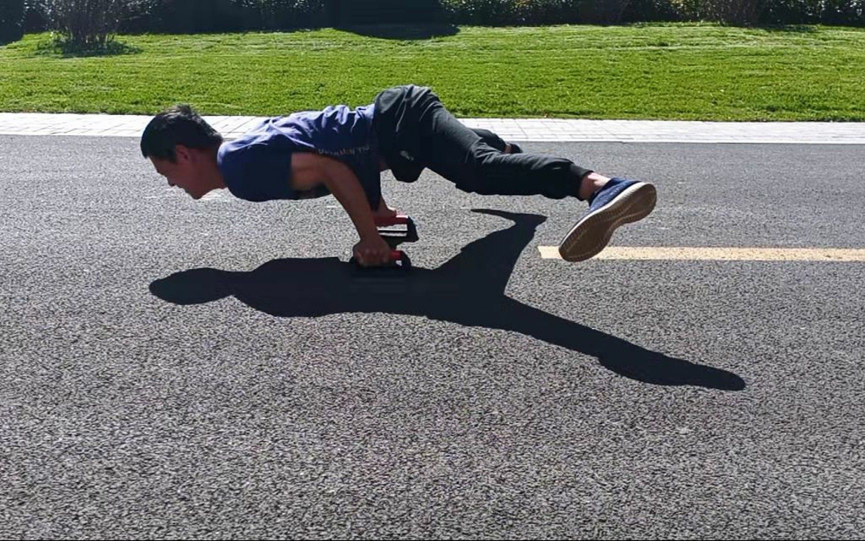 练了很久的俄式挺身俯卧撑,现在勉强可以做起来了