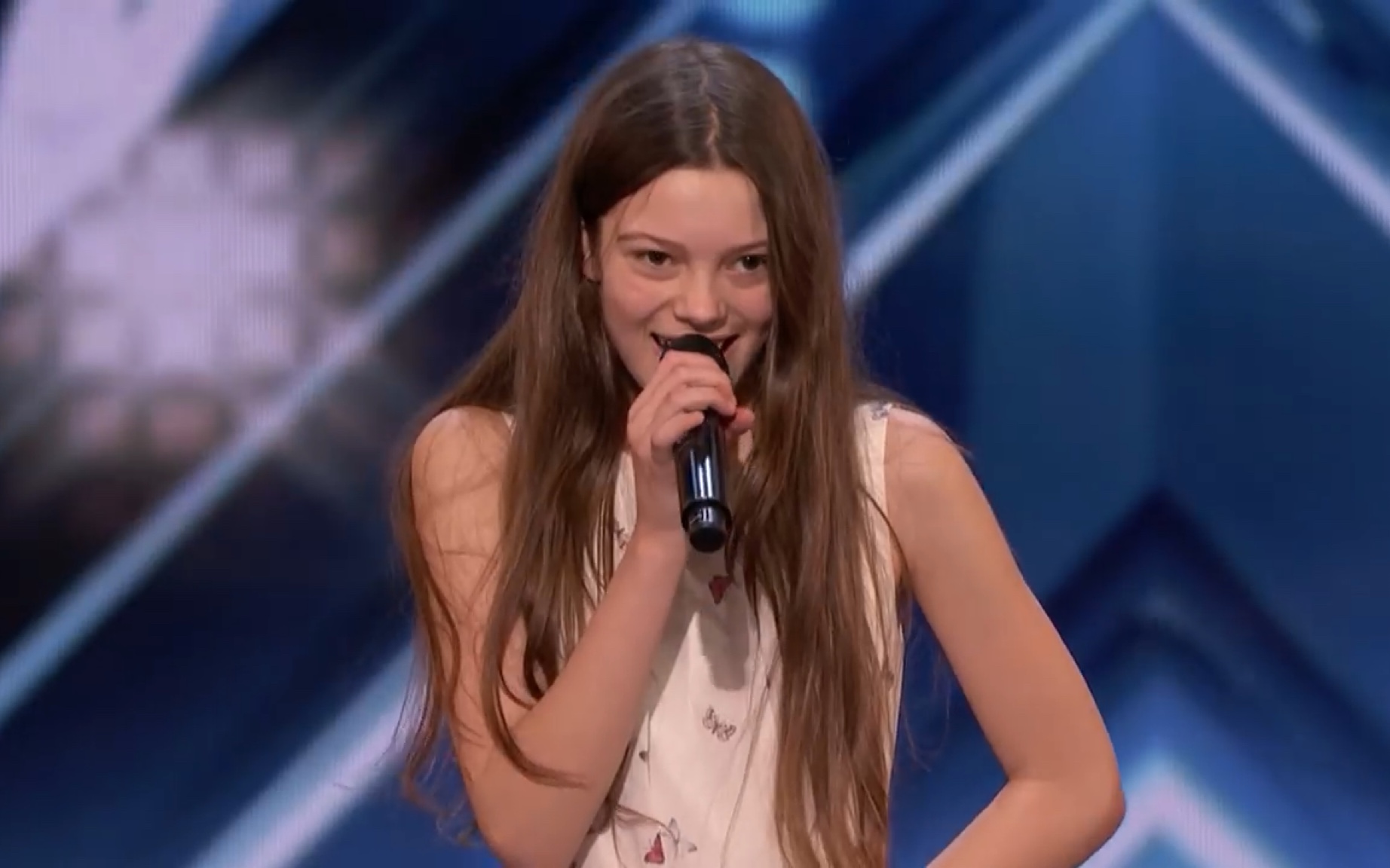 美国好声音,当一个含羞女孩开口时,你真的万万想不到