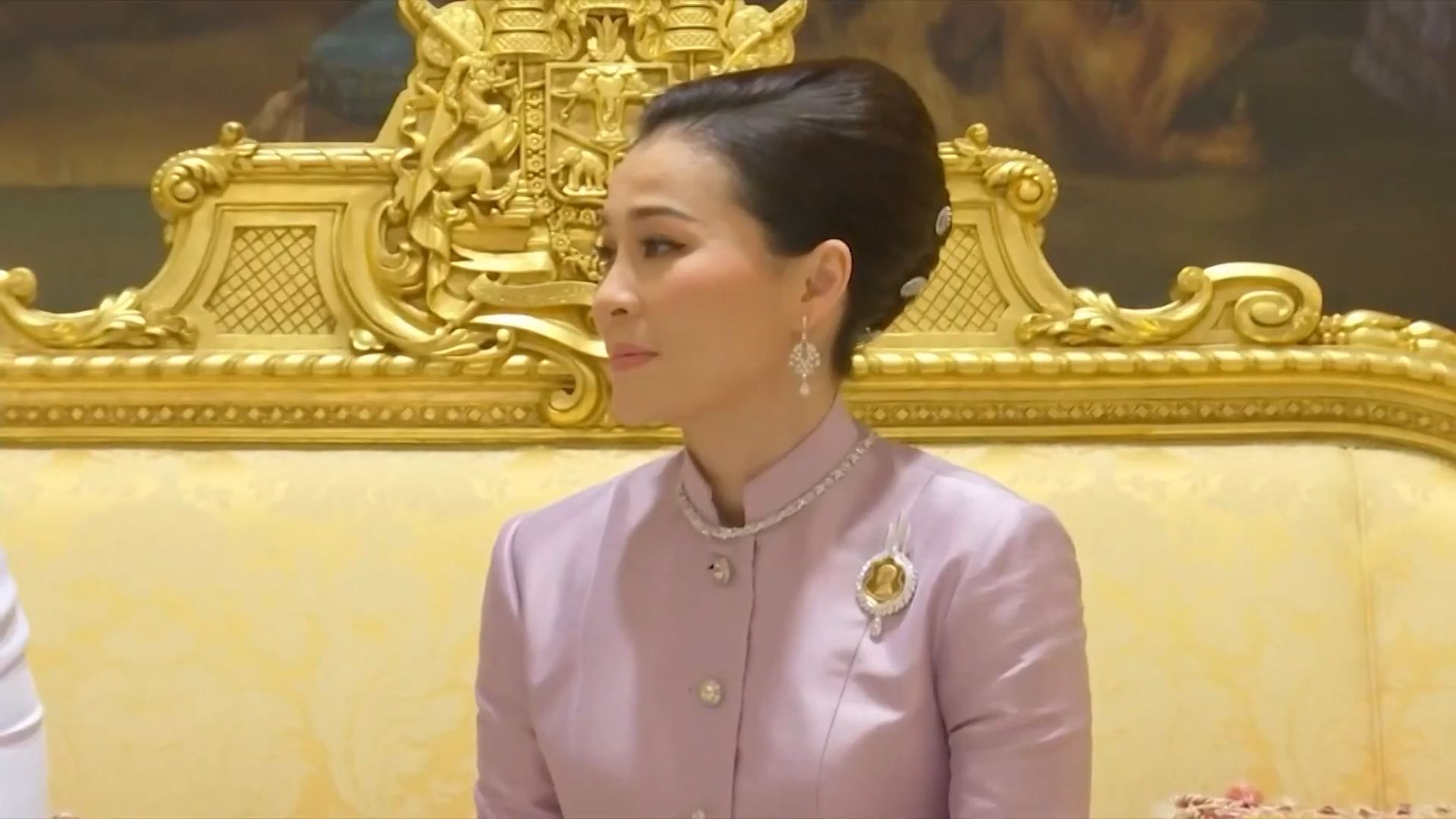 46岁苏提达王后宛如少女,樱花礼服搭配桃花妆