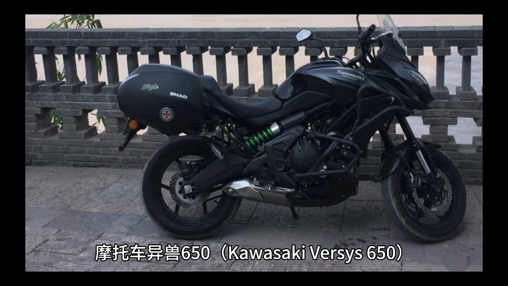 异兽650(Kawasaki Versys 650)是一款备受关注的旅行车,其独特的外观设计和出色的性能表现使其在市场上备受青睐.哔哩哔哩bilibili