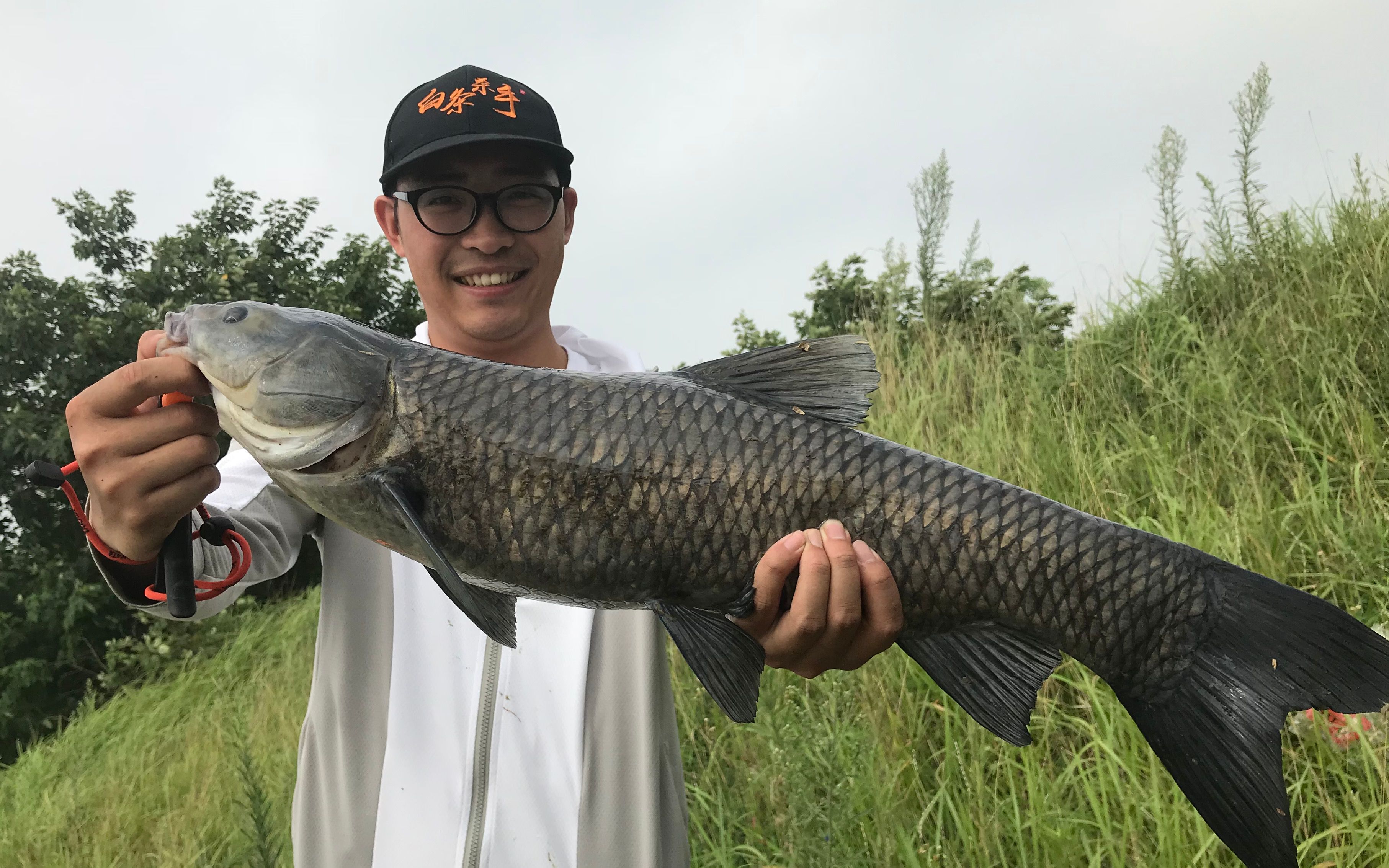 白條遊釣第八集遊釣農村水庫開釣不到2小時就中青魚杆子和線被拉的嗚