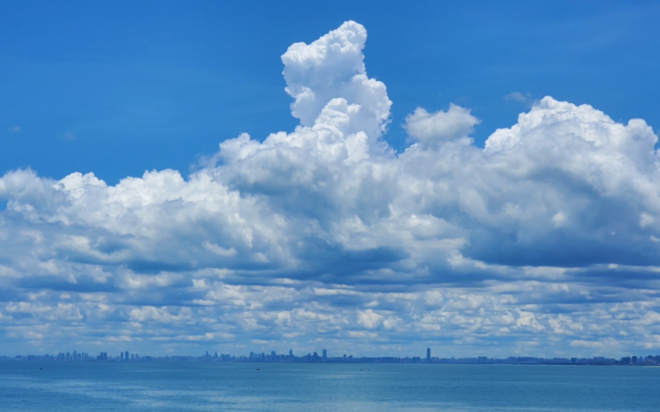 夏天怎么能不去海边看云