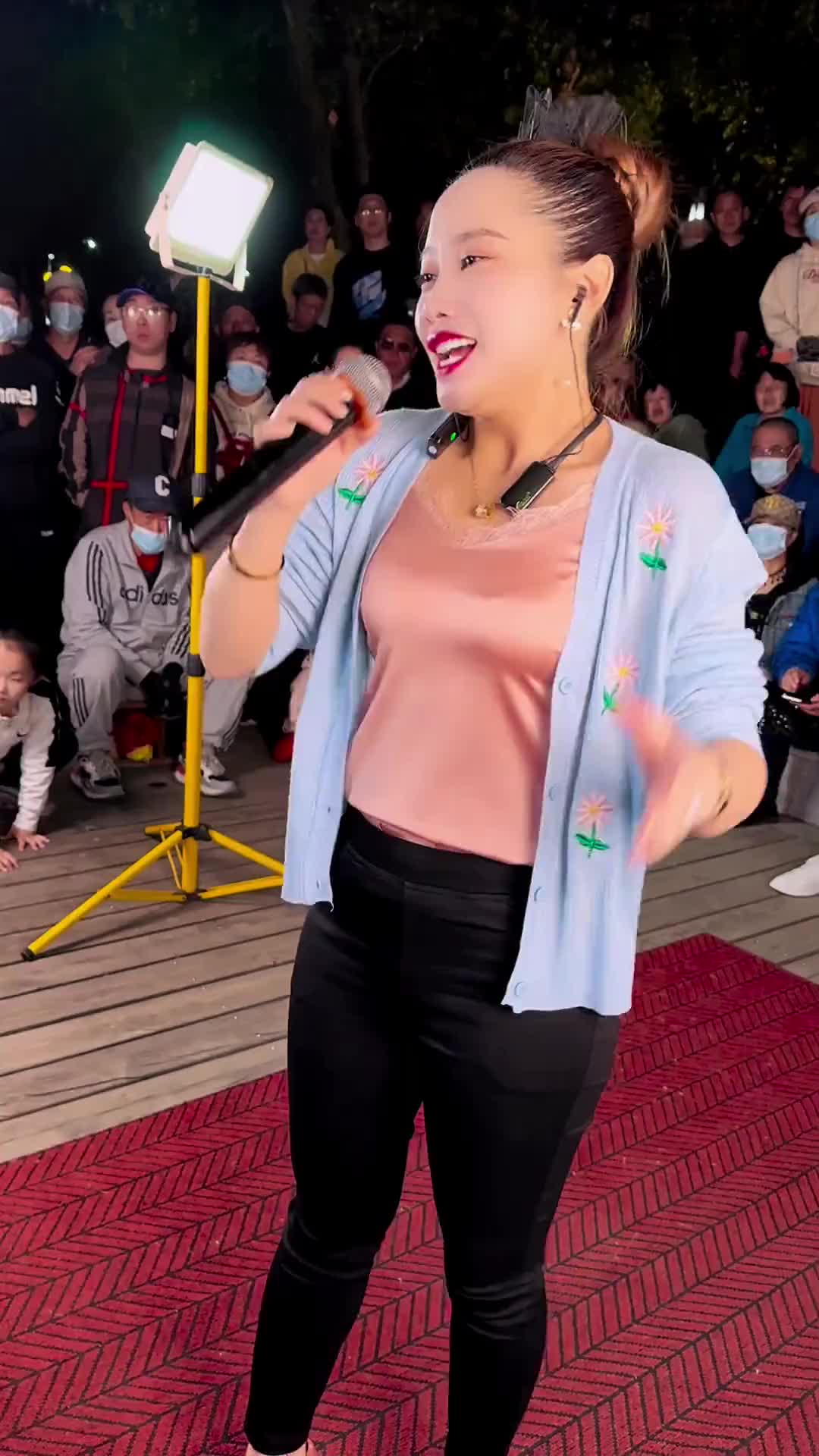 鞍山大晨辰大晨辰人美歌甜户外唱歌真人真唱