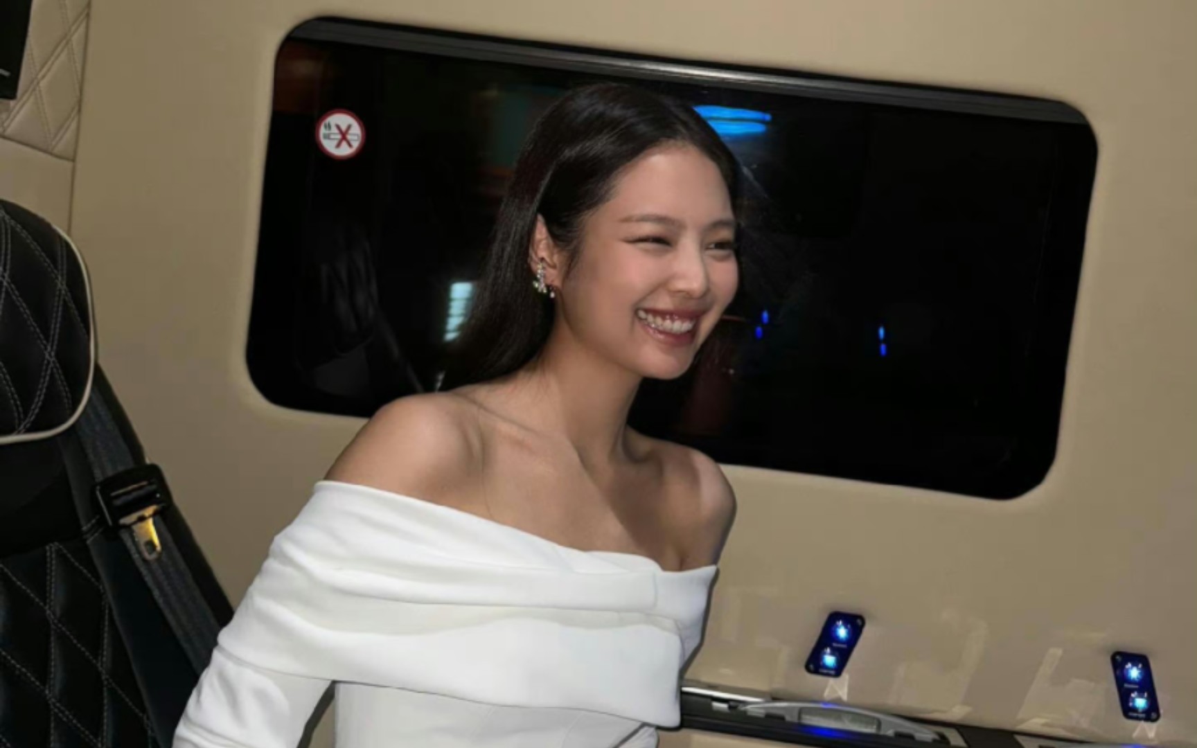 jennie今日更新,黑白裙子套装的妮!